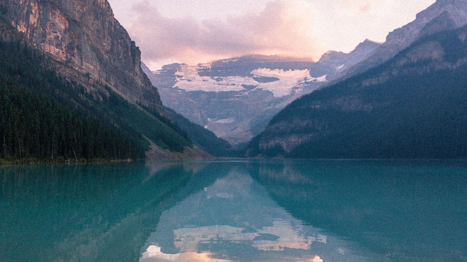 Icefields Parkway private tour: Lake Louise at sunrise with the Victoria Glacier behind
