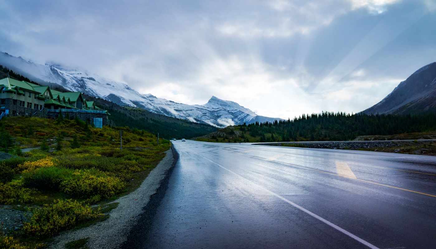 Banff luxury tour: the Bow Valley and the Icefields Parkway seen from a quiet viewpoint