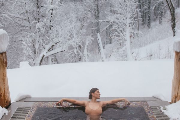 Couple watching the Pacific from a soaking tub on a Canada honeymoon
