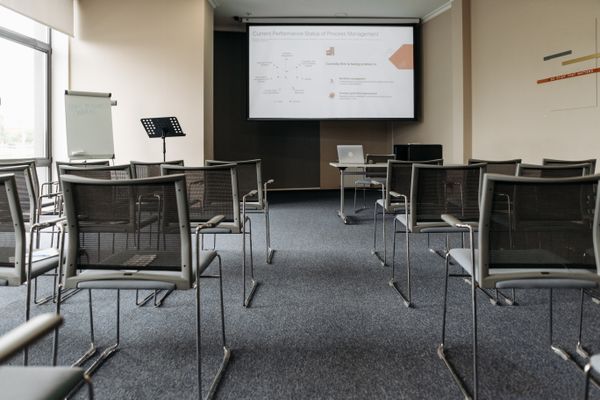 Hybrid session with AV support in a mountain lodge
