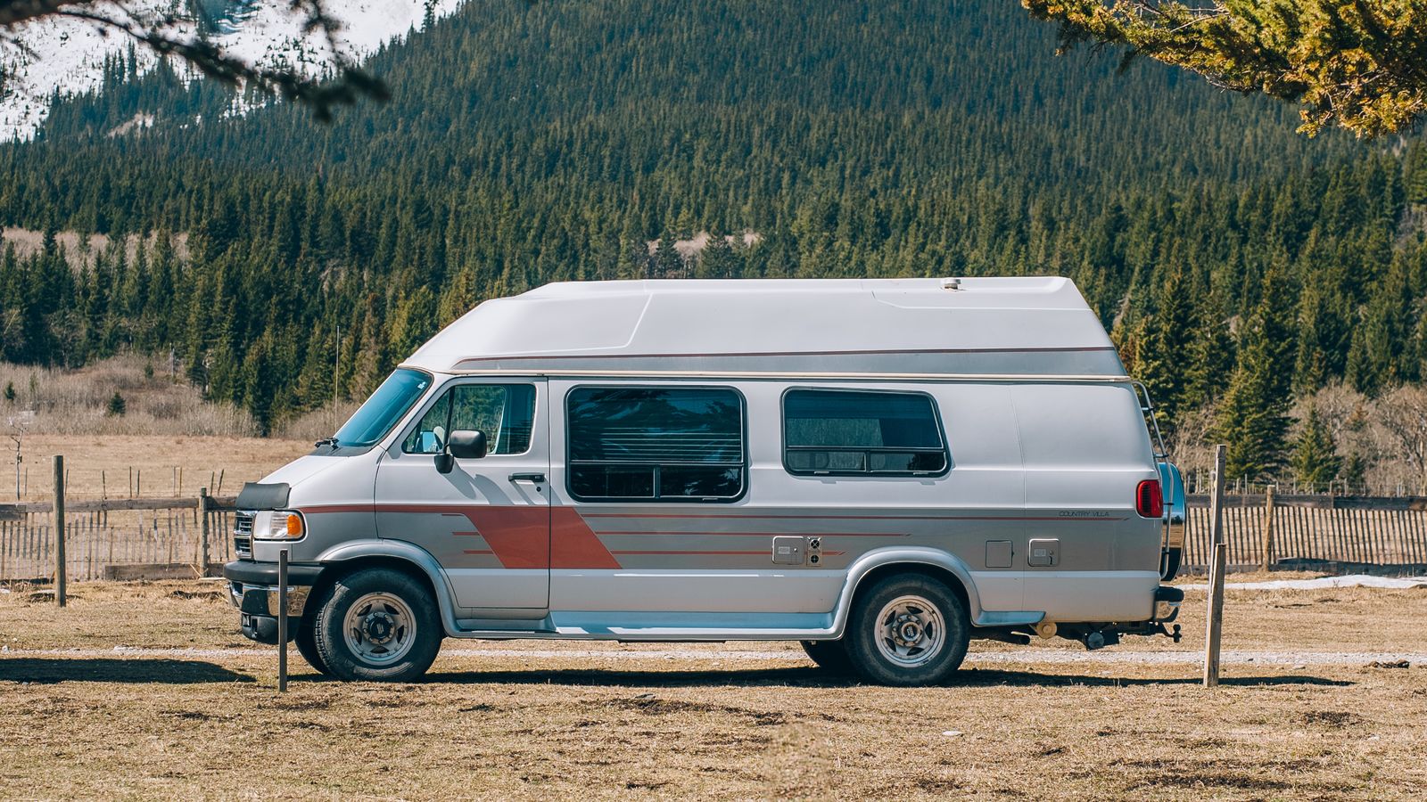 Retiree travel Canada luxury: an unhurried private vehicle stop on the Icefields Parkway