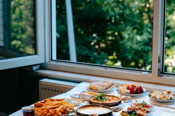 Breakfast on a lodge terrace with a mountain view at half past eight