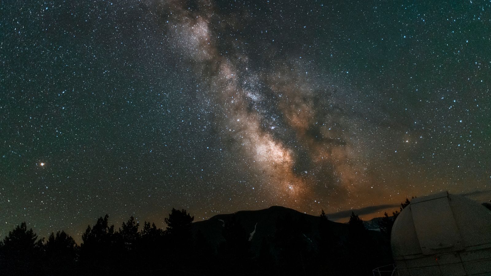 Luxury Jasper tour: Maligne Lake and the Canadian Rockies under a dark sky